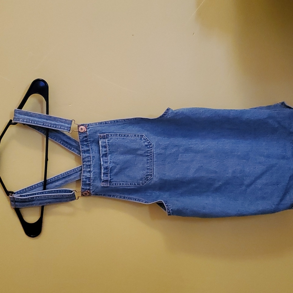 The CUTEST XS denim overall dress 🍒